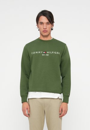 Grønn bomullssweater med rund hals, ribbestrikkede mansjetter og teksten "TOMMY HILFIGER EST. 1985" i hvitt. Logo detaljer på ermene.