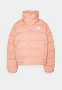 Veste rembourrée rose avec un col montant, fermeture éclair et deux poches latérales ; présente des détails matelassés et un logo Adidas sur la poitrine.