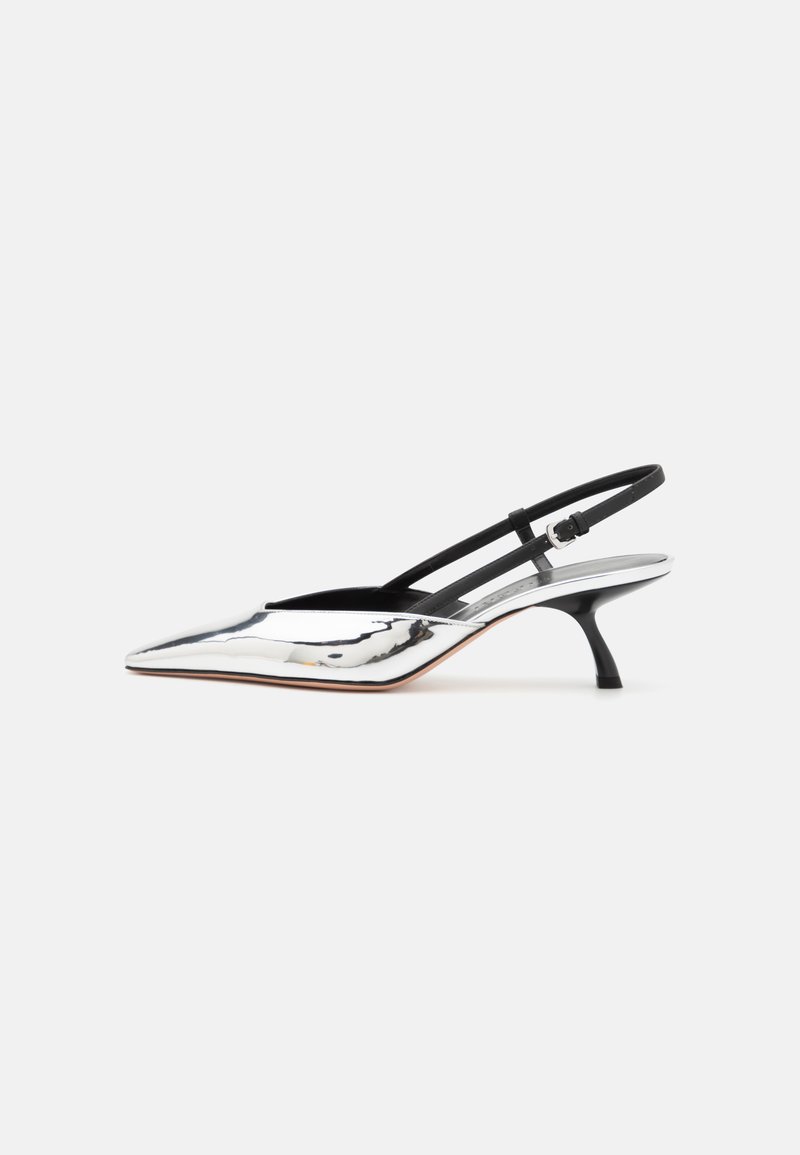 Sølvspidse slingback sko med en tynd sort ankelrem og en kittenheel. Glat metallisk overflade med minimale hardware detaljer.