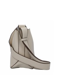 Borsa a mano in pelle beige con finitura texture, forma angolare e lunga tracolla. Presenta dettagli marroni e una chiusura superiore.