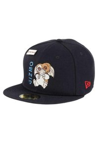 Marineblaue Snapback-Kappe aus Stoff, mit einer gestickten Gizmo-Figur mit großen Augen und Flügeln. Roter Akzent an der Seite.