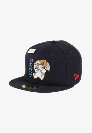 Marineblaue Snapback-Kappe aus Stoff, mit einer gestickten Gizmo-Figur mit großen Augen und Flügeln. Roter Akzent an der Seite.