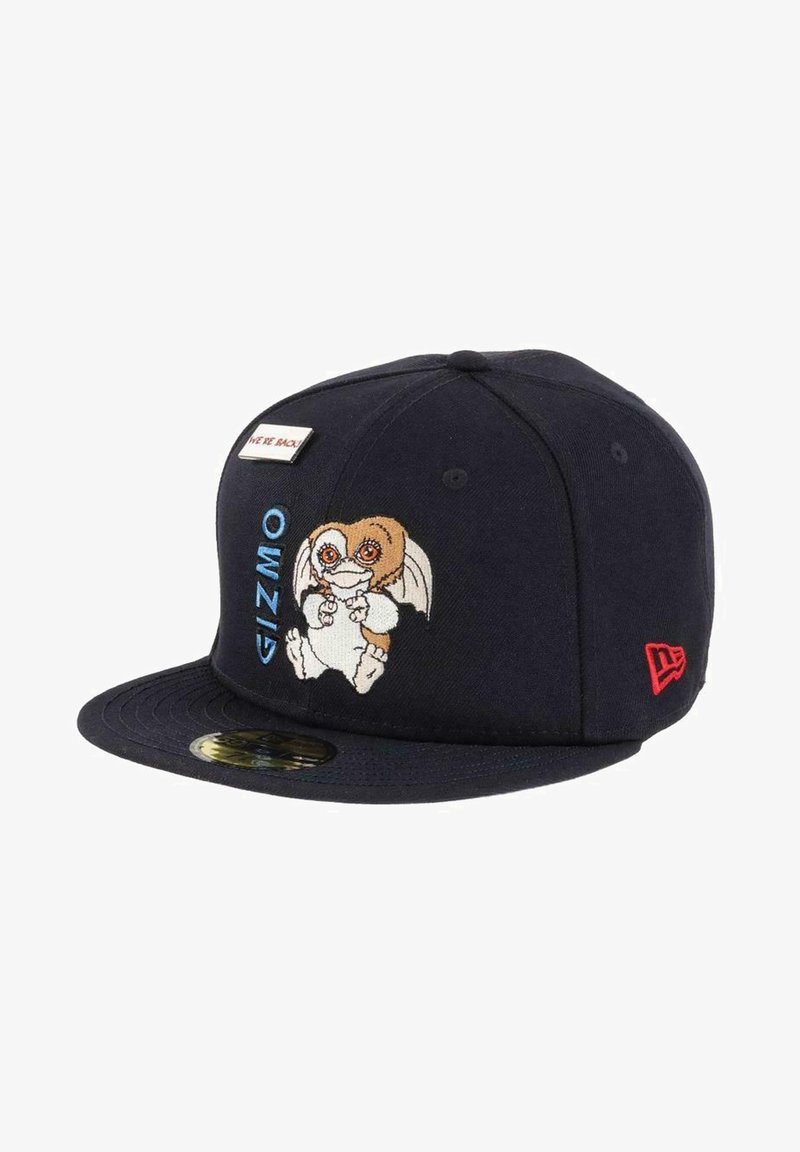 Marineblaue Snapback-Kappe aus Stoff, mit einer gestickten Gizmo-Figur mit großen Augen und Flügeln. Roter Akzent an der Seite.