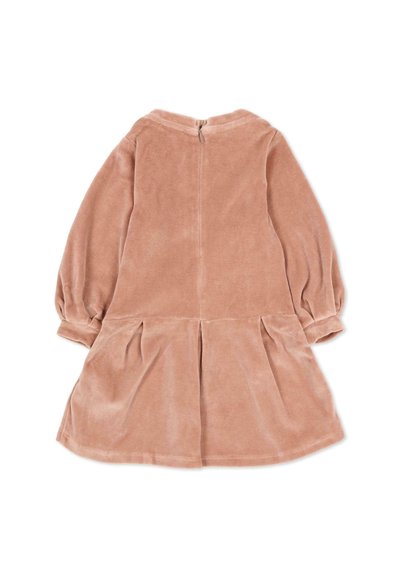 Fluwelen jurk in stofroze, met een ronde halslijn, lange pofmouwen, een rits aan de achterkant en plooien in de rok. Soepele textuur.