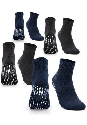 Acht marineblaue und dunkelgraue Knöchelsocken mit weißen rutschfesten Grip-Punkten auf den Sohlen, aus Seiten- und Rückansicht auf weißem Hintergrund dargestellt.