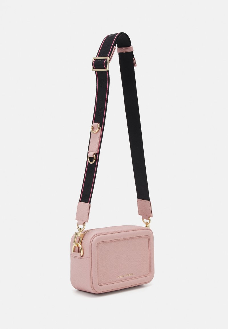 Borsa a tracolla rettangolare in pelle rosa con finitura testurizzata, caratterizzata da una tracolla nera regolabile e dettagli in metallo dorato.