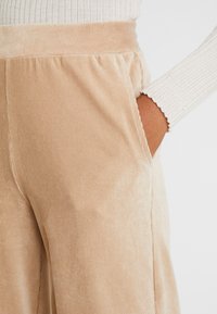 Vero Moda Pantaloni - camel