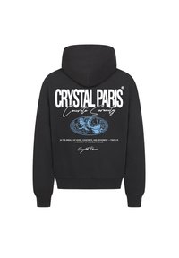 Czarna bluza z kapturem z dużym białym logo marki, niebieskim wzorem graficznym i tekstem na plecach. Miękka faktura, z kapturem na sznurku i ściągaczami.