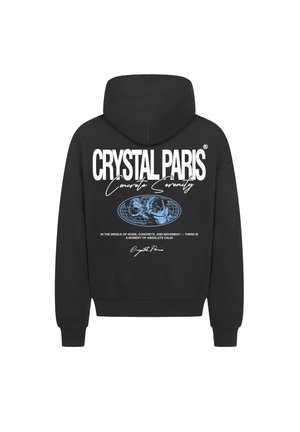 Zwarte hoodie met een groot wit merklogo, blauw grafisch ontwerp en tekst op de achterkant. Zachte textuur met een trekkoord in de kap en ribgebreide boorden.