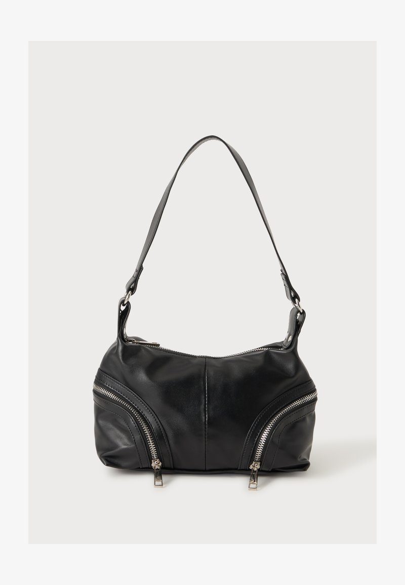 Sac à épaule en cuir noir avec deux fermetures éclair argentées diagonales à l'avant et une seule bandoulière large.