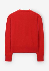 Pull en tricot rouge à col rond, avec des poignets et un ourlet côtelés. Texture lisse et coupe ajustée avec des manches raglan.