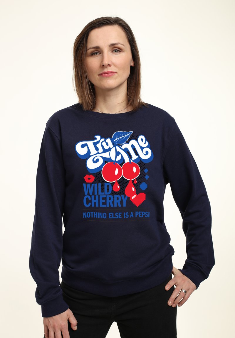 Granatowy sweatshirt z graficznym nadrukiem z czerwonymi wiśniami, napisem "Spróbuj jedną dziką wiśnię" oraz akcentami w kolorze niebieskim i czerwonym. Materiał bawełniany, okrągły dekolt.