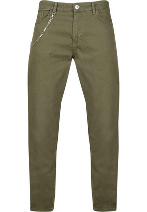 Pantalones verdes oliva, confeccionados en una tela suave, con un corte ajustado, cinco bolsillos y un acento de cadena plateada en la parte delantera.