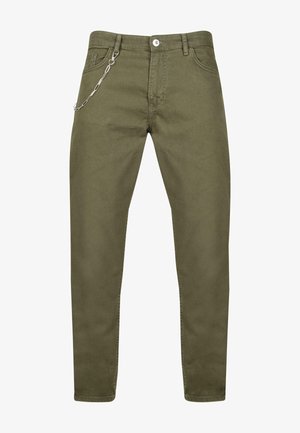 Pantalons vert olive, en tissu doux, présentant une coupe ajustée, cinq poches, et un accent en chaîne argentée sur le devant.