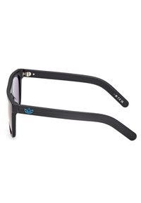 Černé sluneční brýle s matným povrchem, s mírně zakřiveným rámem a tmavými čočkami. Na jedné straně je viditelné modré logo.