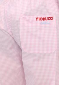 Camisa de gingham rosa com um bolso bordado com "Fiorucci" em vermelho e "Milano" em azul. O tecido parece leve, com uma textura suave.