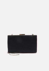 Pochette rectangulaire noire avec surface texturée, chaîne argentée et fermoir. Taille compacte, idéale pour une soirée.