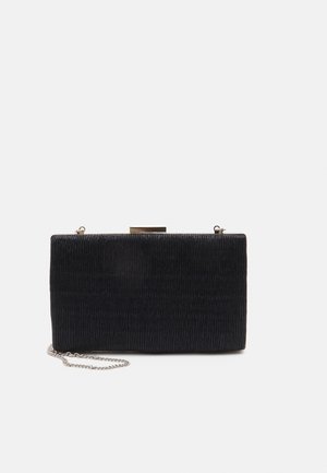Pochette rectangulaire noire avec surface texturée, chaîne argentée et fermoir. Taille compacte, idéale pour une soirée.