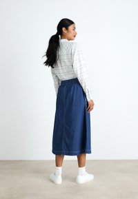 Mads Nørgaard AIR LUNI SKIRT - Falda acampanada - mid blue denim