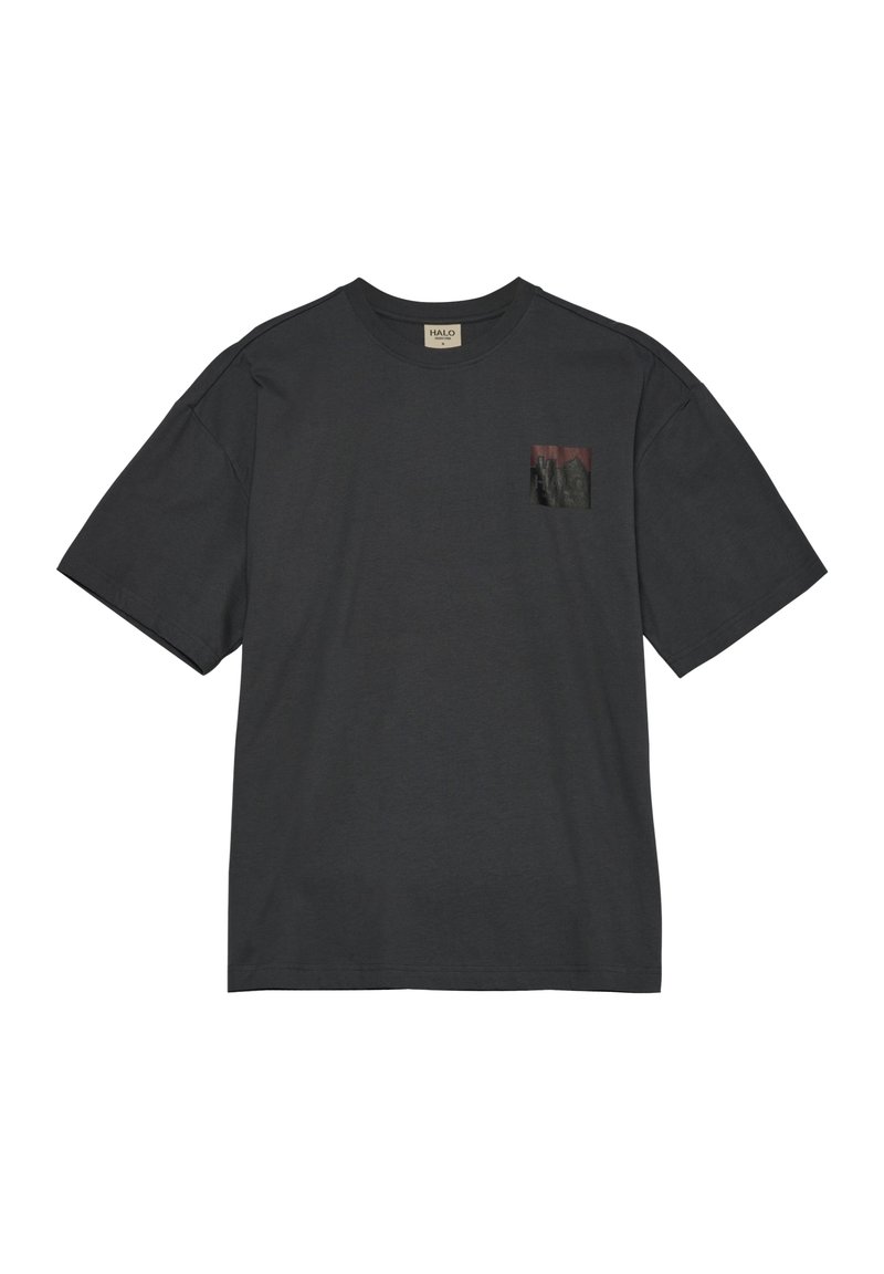 Krótki rękaw, ciemnoszara koszulka z bawełny. Posiada małą, wzorzystą kieszonkę na lewej piersi z kontrastującym wzorem.