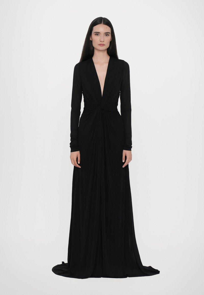 Vestido negro de manga larga con escote profundo en V, fruncido en la cintura y falda drapeada, hecho de una tela suave y fluida.