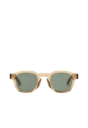 Lunettes de soleil rectangulaires transparentes beige avec des verres teintés verts et des bords de monture légèrement incurvés.