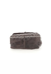 Bolsa de cuero marrón con forma plana, adornada con tachuelas plateadas a lo largo del borde superior. La textura parece suave con un sutil brillo. No hay hardware visible.