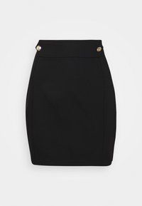 Minifalda negra de talle alto ajustada con una cinturilla ancha, que presenta dos botones decorativos dorados en los laterales frontales.
