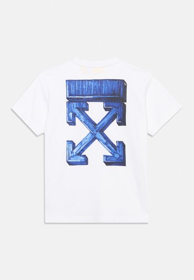 Άσπρο κοντό μανίκι T-shirt με μεγάλα μπλε βέλη που σχηματίζουν ένα Χ και ένα μπλε ορθογώνιο σχήμα από πάνω στην πλάτη.