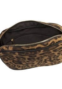 Pochette en tissu doux à imprimé léopard avec un intérieur noir. Dispose d'une fermeture éclair et d'une poche supplémentaire à l'intérieur pour les petits objets.