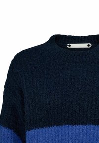 Kootud särk ümmarguse kaelusega, tumedast meresinisest ja heledast sinisest horisontaalsete triipudega, tekstureeritud kangast ning metallist sildiga kaelusel.