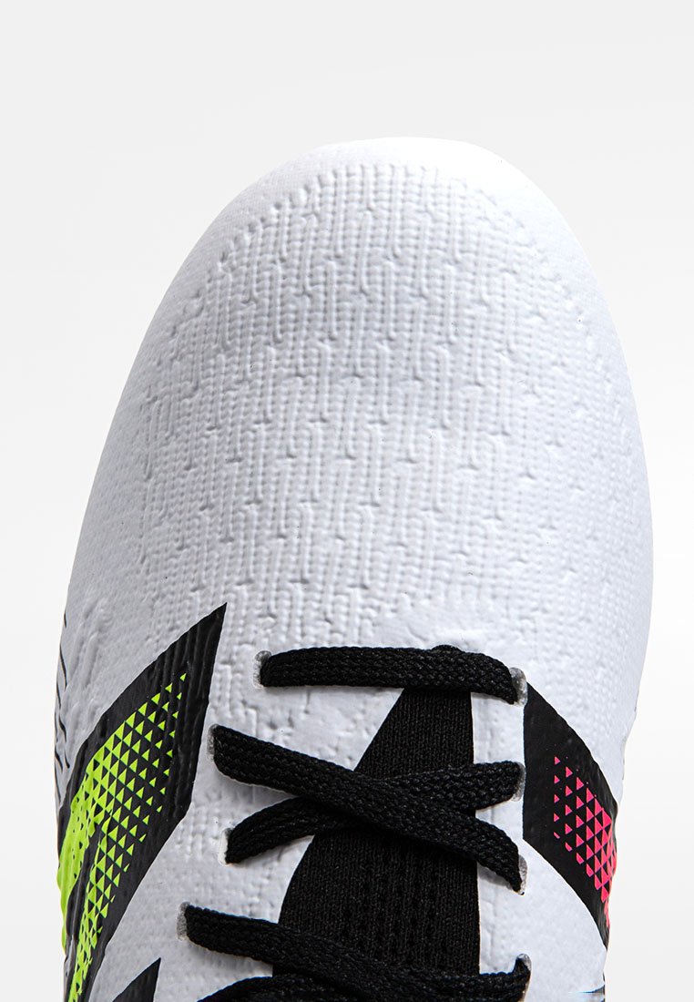 Fußballschuhe für festen Untergrund