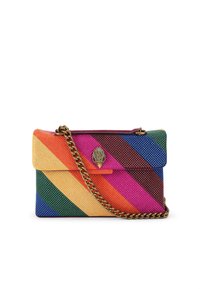 Borsa strutturata con strisce diagonali arcobaleno in raso e paillettes, tracolla in catena dorata e chiusura ornamentale con un design a foglia.