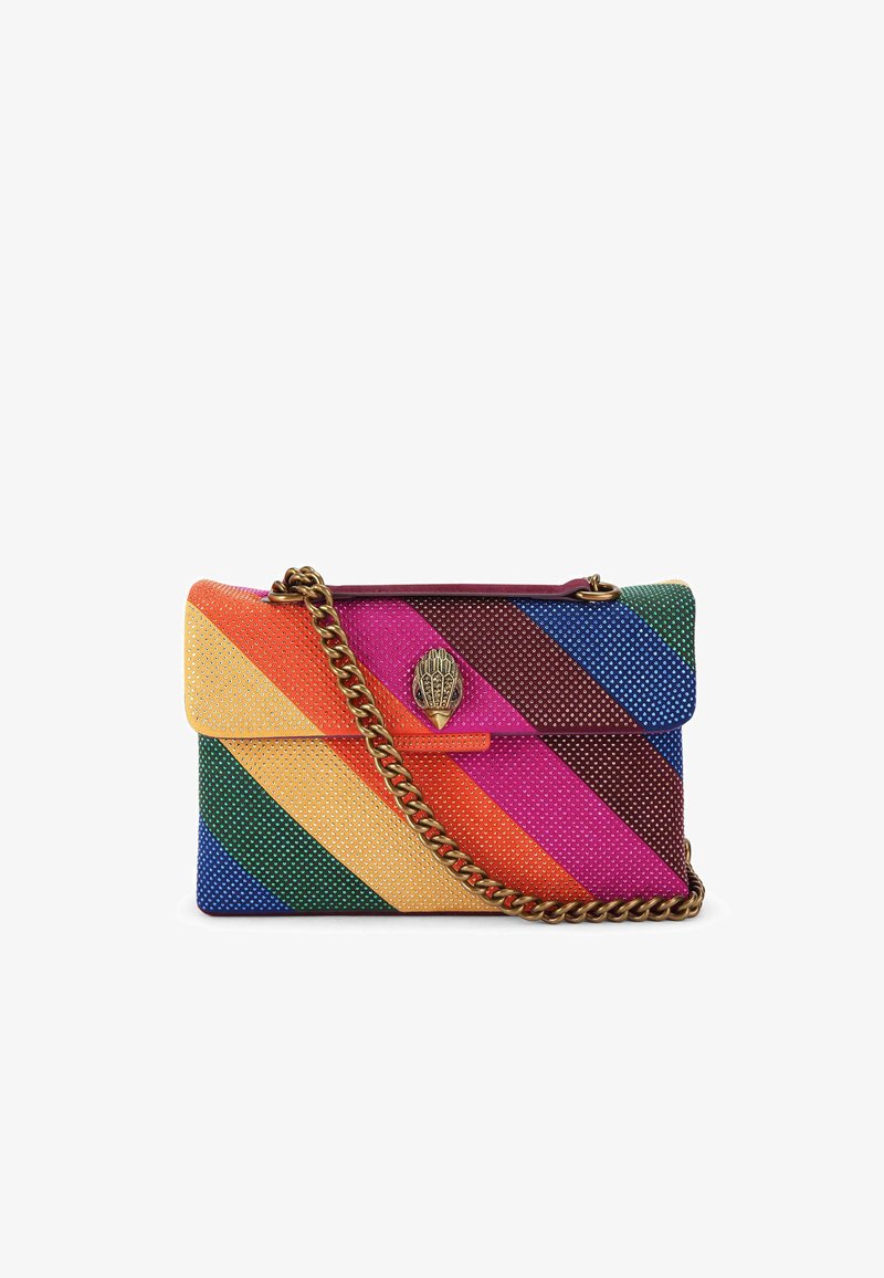 Borsa strutturata con strisce diagonali arcobaleno in raso e paillettes, tracolla in catena dorata e chiusura ornamentale con un design a foglia.