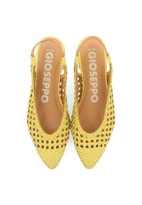 Zapatos de slingback amarillos tejidos con un diseño de punta y detalles recortados. Presentan una plantilla marrón con marca y un exterior texturizado.