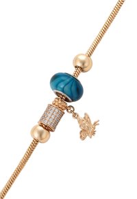 Bracciale tono oro con un charm in vetro striato blu, una perla di strass testurizzata e un charm a forma di farfalla. Superfici lisce e lucide.