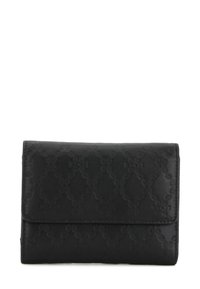 Portafoglio nero in pelle con motivo strutturato di disegni intrecciati, dotato di chiusura a patta e bordi cuciti. Compatto e rettangolare.