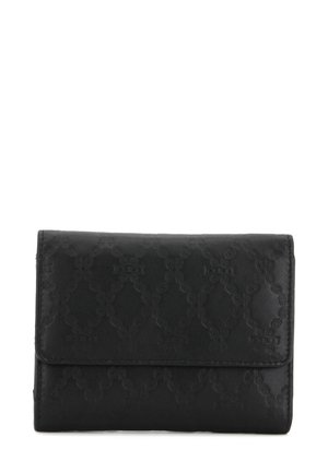 Portafoglio nero in pelle con motivo strutturato di disegni intrecciati, dotato di chiusura a patta e bordi cuciti. Compatto e rettangolare.