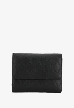 Portafoglio nero in pelle con motivo strutturato di disegni intrecciati, dotato di chiusura a patta e bordi cuciti. Compatto e rettangolare.