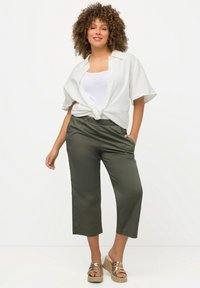 Ulla Popken 7/8 RUBY GENOUX PRÉFORMÉS JAMBES DROITES CEINTURE ÉLASTIQUE - Kalhoty - olive