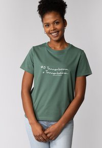 Grünes Baumwoll-T-Shirt mit kurzen Ärmeln und rundem Ausschnitt, mit weißem Drucktext auf der Vorderseite. Glatte Textur, lockere Passform.