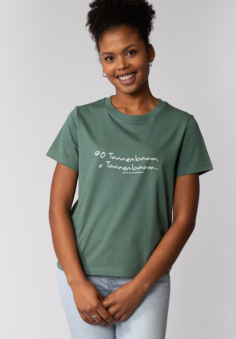 Grünes Baumwoll-T-Shirt mit kurzen Ärmeln und rundem Ausschnitt, mit weißem Drucktext auf der Vorderseite. Glatte Textur, lockere Passform.