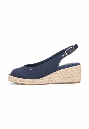 Marineblaue Keil-Espadrille mit offenem Zehenbereich, verstellbarem Knöchelriemen und geflochtenem Jutesohlen-Plateau.