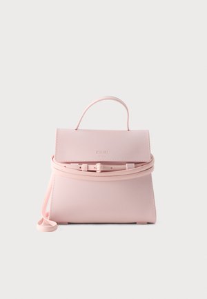 Ανοιχτό ροζ τσάντα Moschino με επάνω λαβή, κλείσιμο με καπάκι και λεπτό ρυθμιζόμενο ιμάντα ώμου σε απλό φόντο.