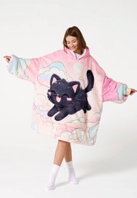 Sudadera con capucha de gran tama�ño en material de felpa suave. Fondo rosa con patrones de nubes y un gráfico de un gato negro en una pose juguetona.