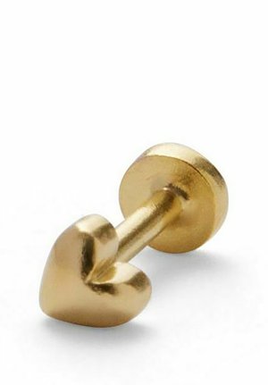 Cercei mic cu tija aurie cu partea frontală în formă de inimă și partea din spate plată și circulară pe o suprafață albă.