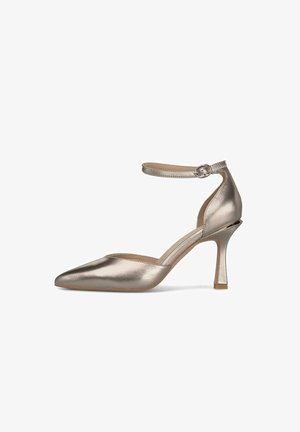 Srebrny szpilka o metalicznym połysku, z noskiem w szpic, paskiem wokół kostki i zapięciem na sprzączkę, na białym tle.