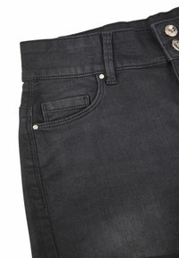 Minifalda de mezclilla negra con cintura alta, que presenta un cierre de botones en la parte frontal, dos bolsillos inclinados y una textura suave.