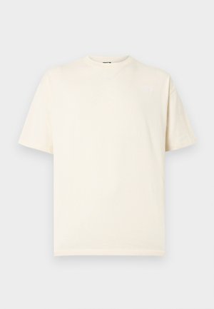 Μπεζ βαμβακερό t-shirt με κοντά μανίκια, στρογγυλή λαιμόκοψη και μικρό λογότυπο μπροστά. Απλός σχεδιασμός, μαλακή υφή και άνετη εφαρμογή.