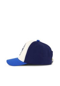 Cappellino da baseball blu navy e crema con visiera blu. Presenta cuciture e occhietti di ventilazione. Il design include un logo stampato sulla parte anteriore.
